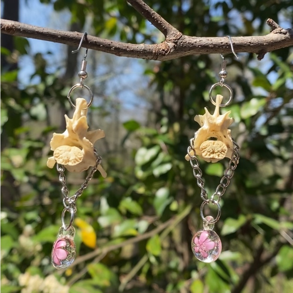 Real Possum Vertebrae Glass Flower 🌸 Charm Earrings - Picture 9 of 17